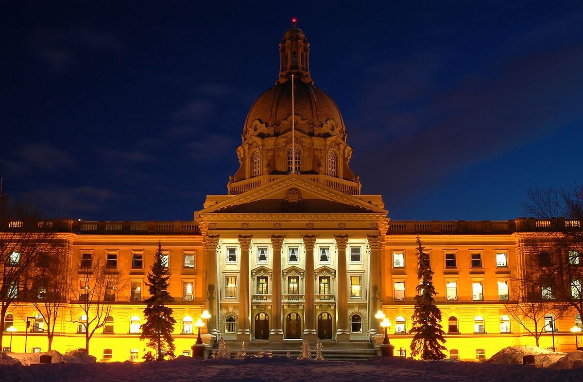 <a href="http://en.wikipedia.org/wiki/Alberta_Legislature_Building" rel="nofollow">Alberta Legislature Building</a> Exposure: 15 Aperture: f