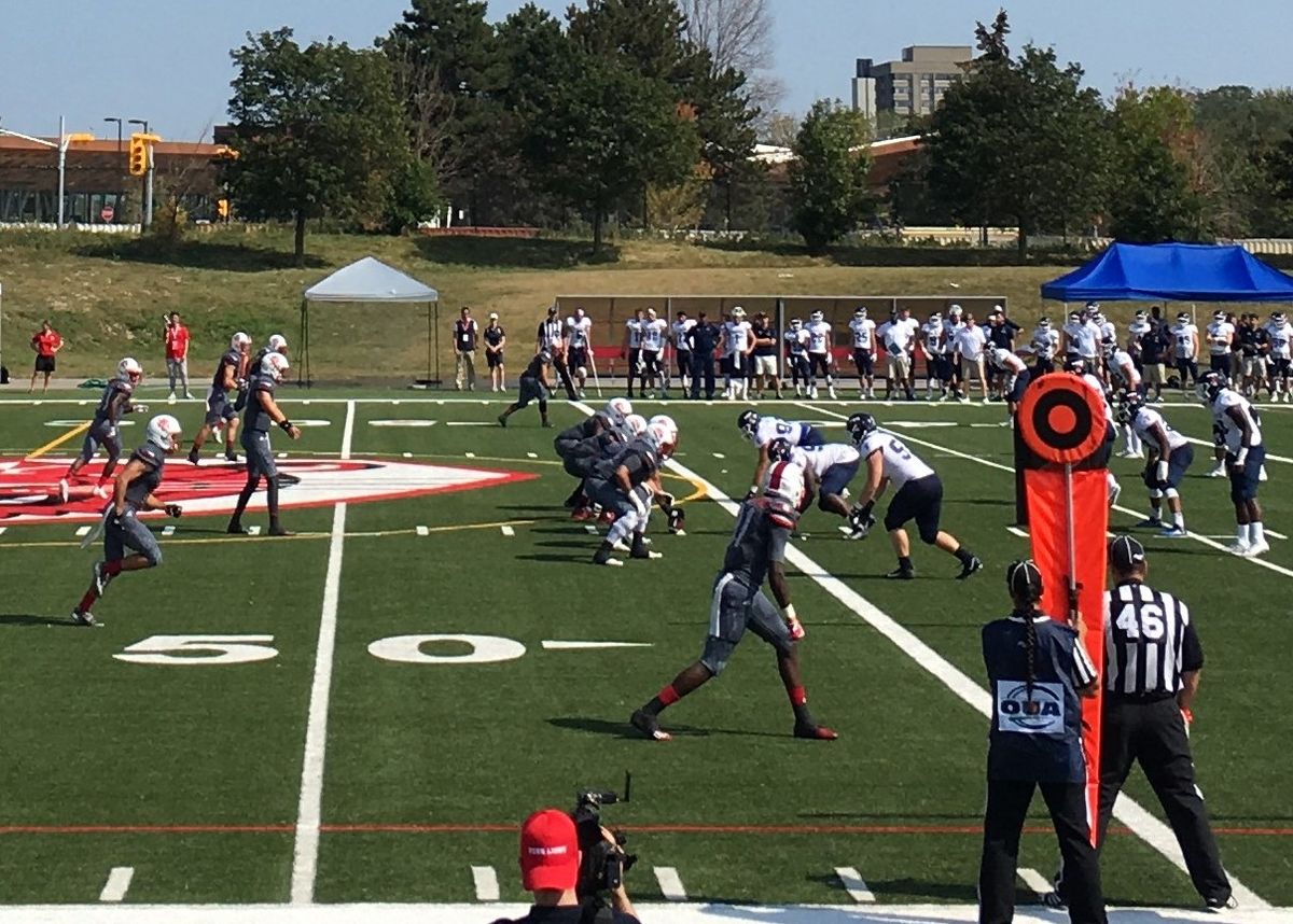 The York Lions football team on offense against the Toronto Varsity Blues football team on defense in the 2017 Red and Blue Bowl.