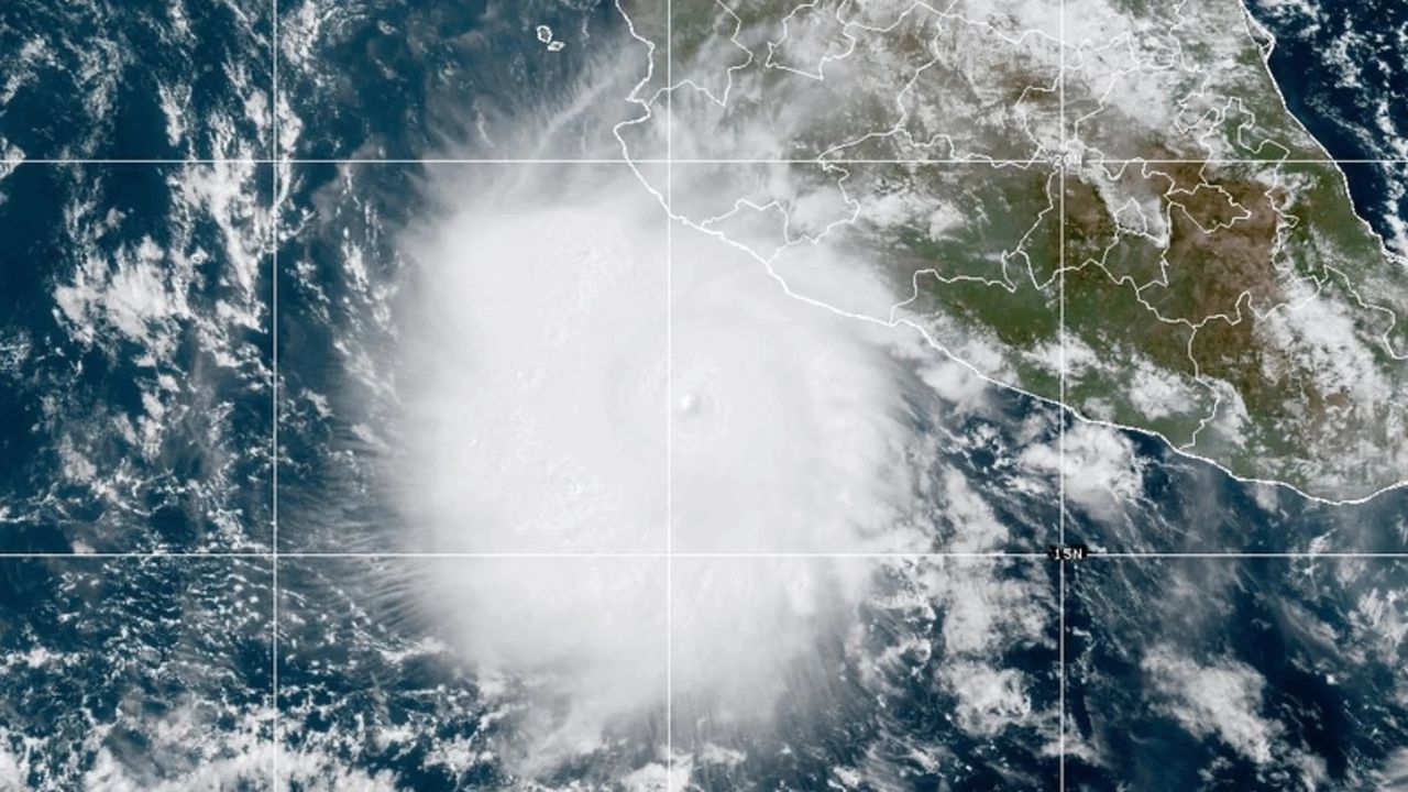 Hawaii braces for Hurricane Nolo as Mexico faces threat from Hurricane Polo