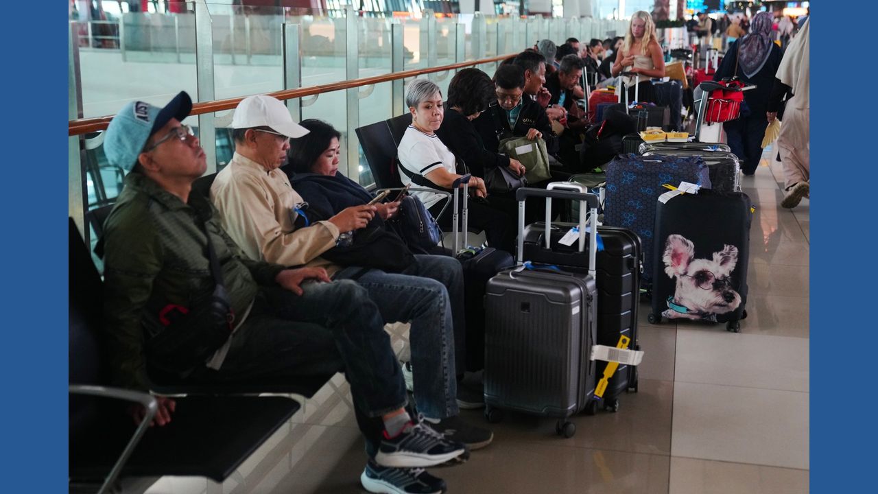 Indonesia Cancels Flights as Anak Krakatau Volcano Erupts, Disrupting Air Travel Across Western Regions