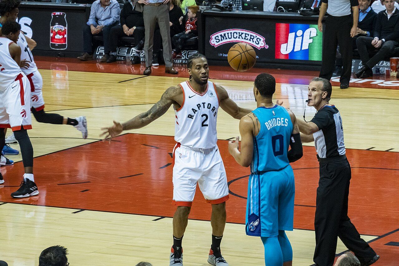 Kawhi Leonard inscrit 23 points lors de son retour, les Raptors écrasent les Bulls pour le match d'ouverture