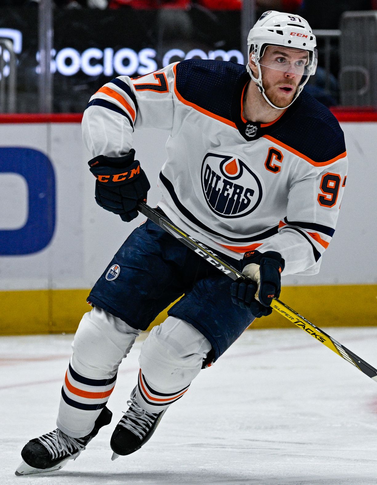 McDavid leads Oilers to fourth straight win with three-point night