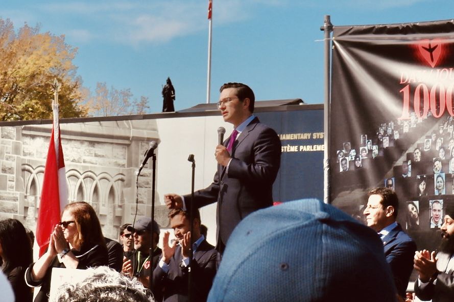 Poilievre impose un candidat dans une élection partielle en Ontario, suscitant des critiques internes