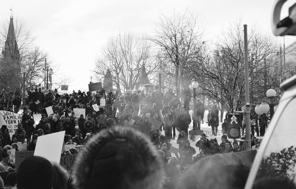 Des milliers de manifestants protestent contre les projets de Trump pour le Kennedy Center, craignant une démolition
