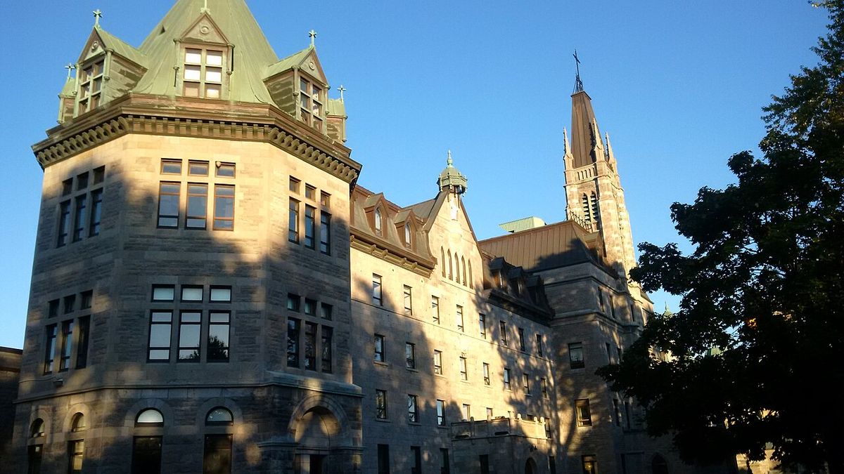Vue d'ensemble sur le cégep Saint-Laurent.