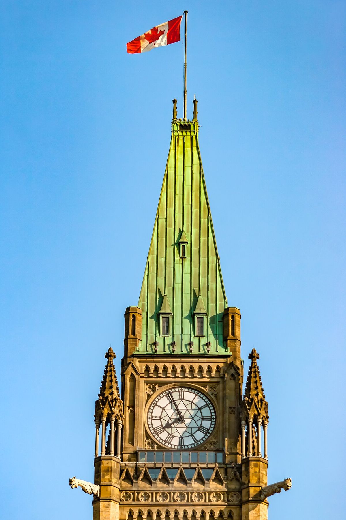 The Centre Block (in French: Ãdifice du Centre) is the main building of the Canadian parliamentary complex on Parliament Hill, in Ottawa, On