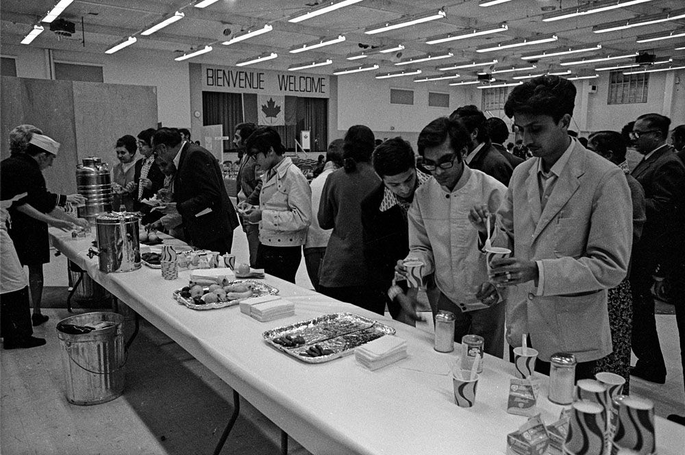 Title / Titre : People getting food and refreshments / Des gens reçoivent de la nourriture et des rafraîchissements Creator(s) / Créateur(s)