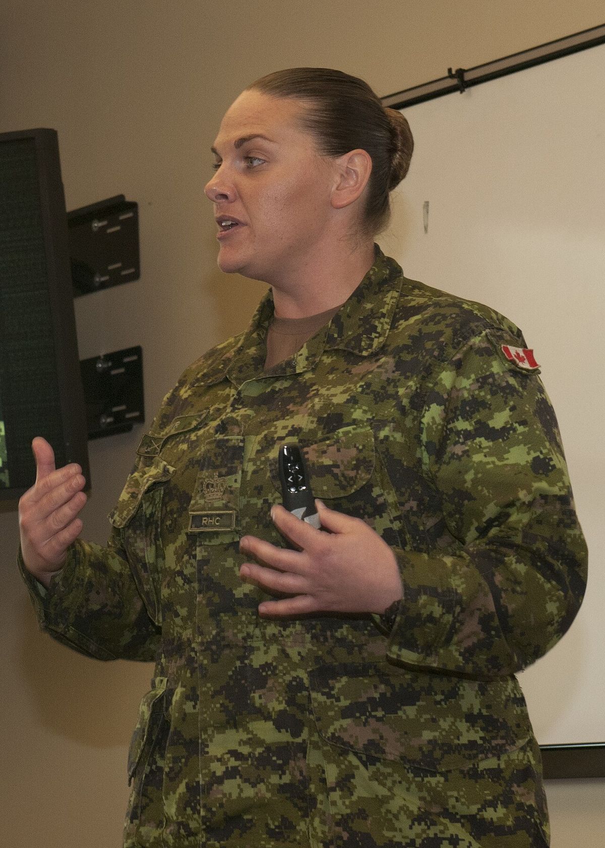 Warrant Officer Stephanie Cyr, 2nd Canadian Division, briefs Vermont Army National Guard Soldiers on integration of women in the Canadian Fo