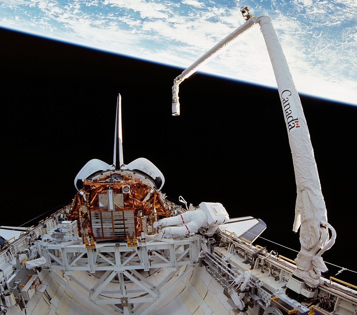 STS-72 Mission Specialist Winston Scott (EV3) installs a thermal cube in preparation for Detailed Test Objective (DTO) 833 - Extravehicular 