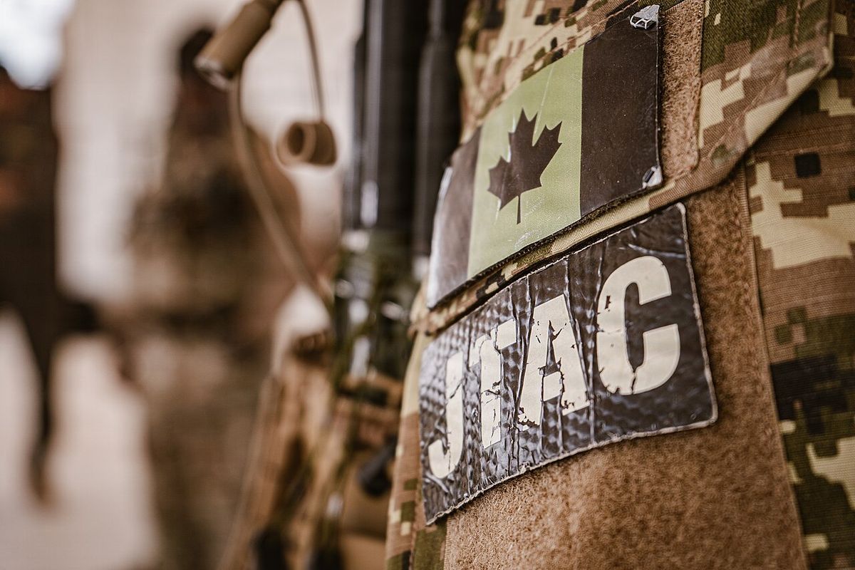 A Canadian Armed Forces joint terminal attack controller trains alongside Royal Moroccan Armed Forces special operations forces service memb