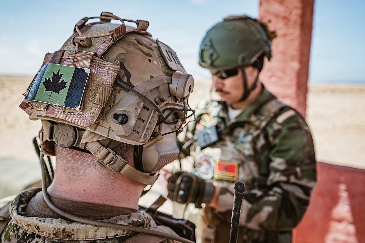 A Canadian Armed Forces joint terminal attack controller trains alongside a Royal Moroccan Armed Forces special operations forces service me