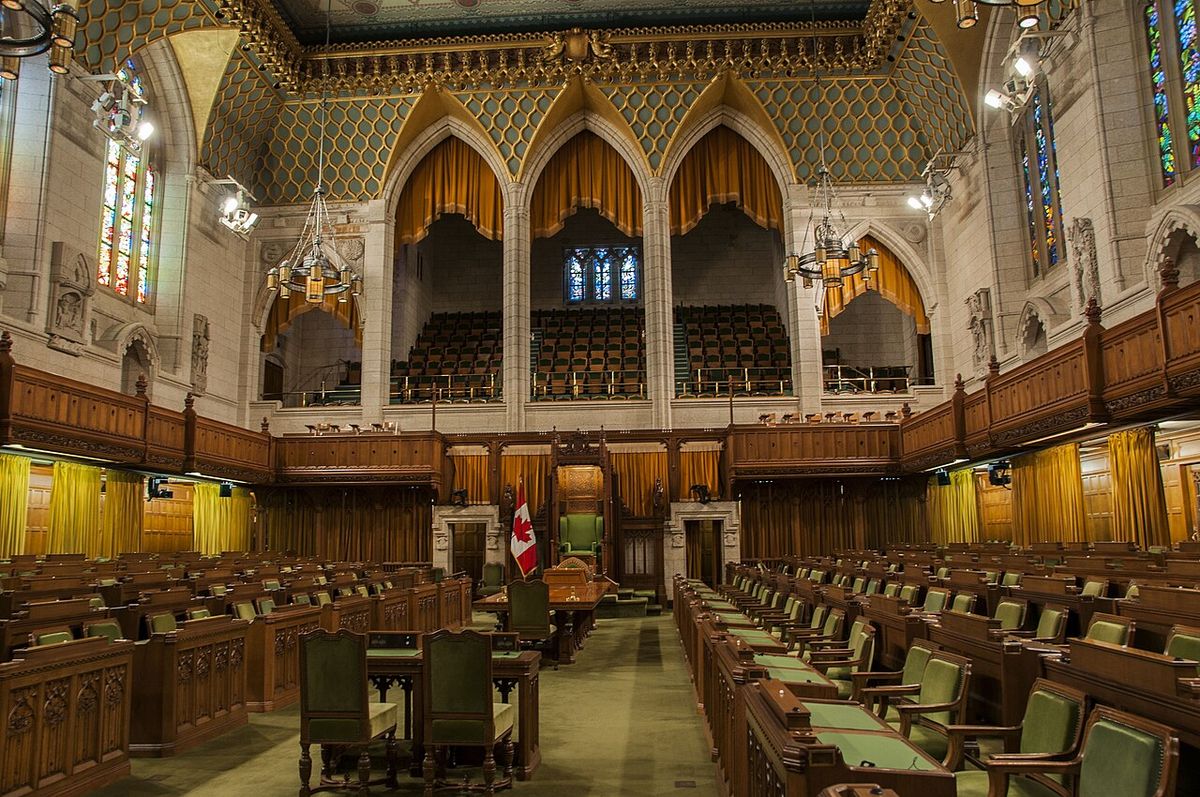 Le bâtiment principal du Parlement du Canada, c'est un bâtiment classé qui contient la Chambre des communes du Canada, le Sénat du Canada et