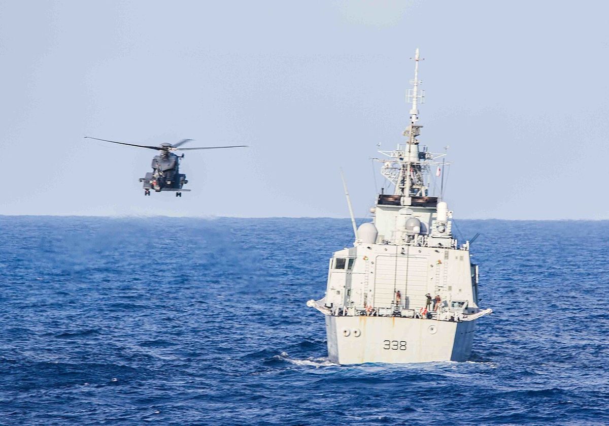 220715-N-CO548-1002 PACIFIC OCEAN (July 15, 2022) A CH-148 Cyclone helicopter prepares to land aboard Royal Canadian Navy frigate HMCS Winni