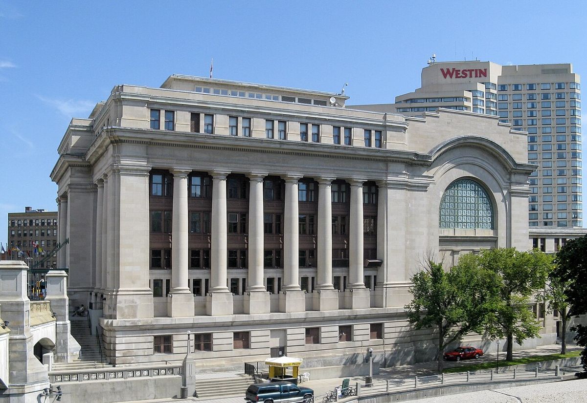 Government Conference Centre (formerly Union Station) located at 2 Rideau Street in Ottawa (summer view). Designed by architecture firm Ross
