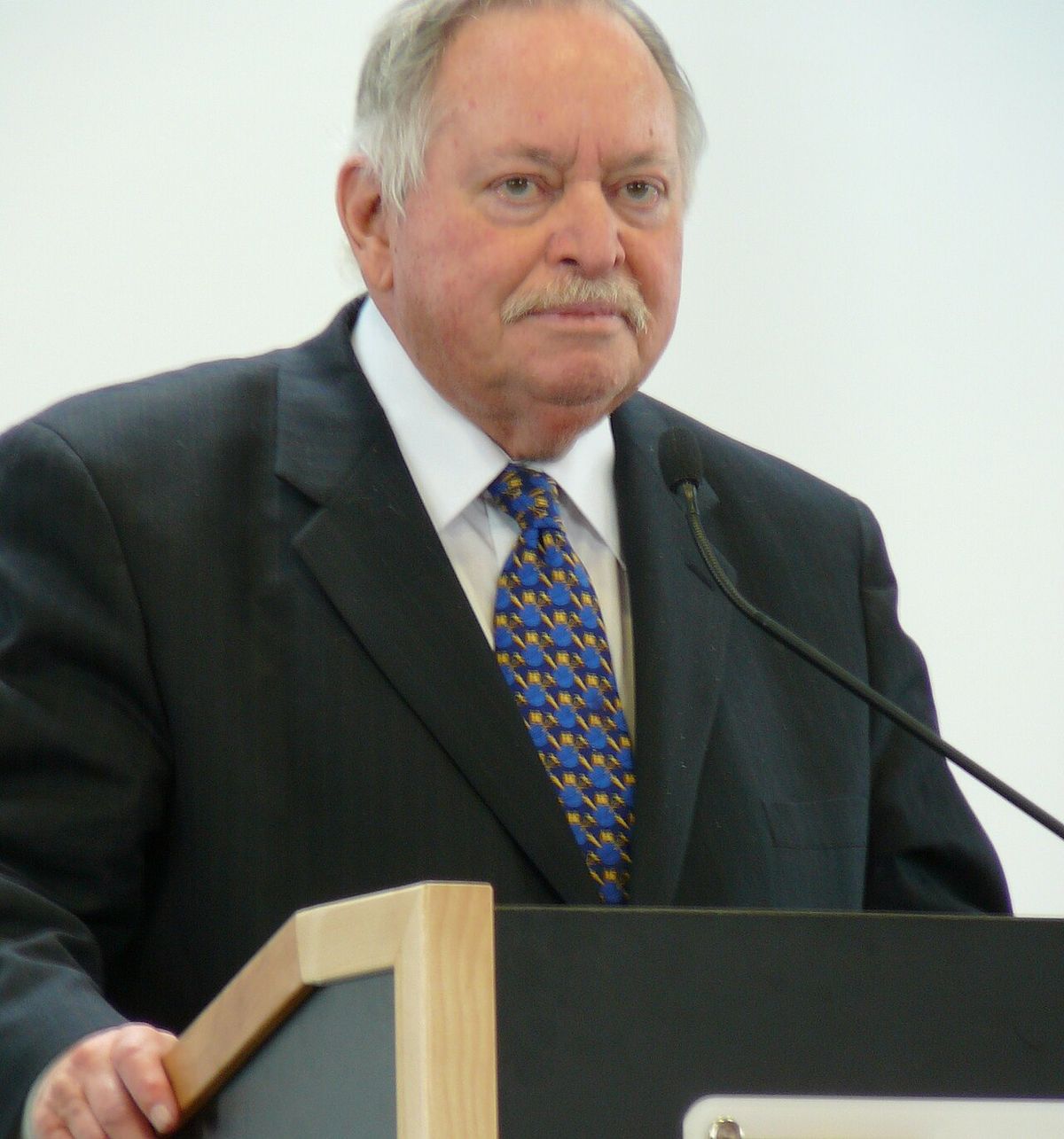 Recadrage de File:Jacques Parizeau UL.jpg, 26e Premier ministre du Québec donnant une allocution à l'Université Laval de Québec. Photo prise