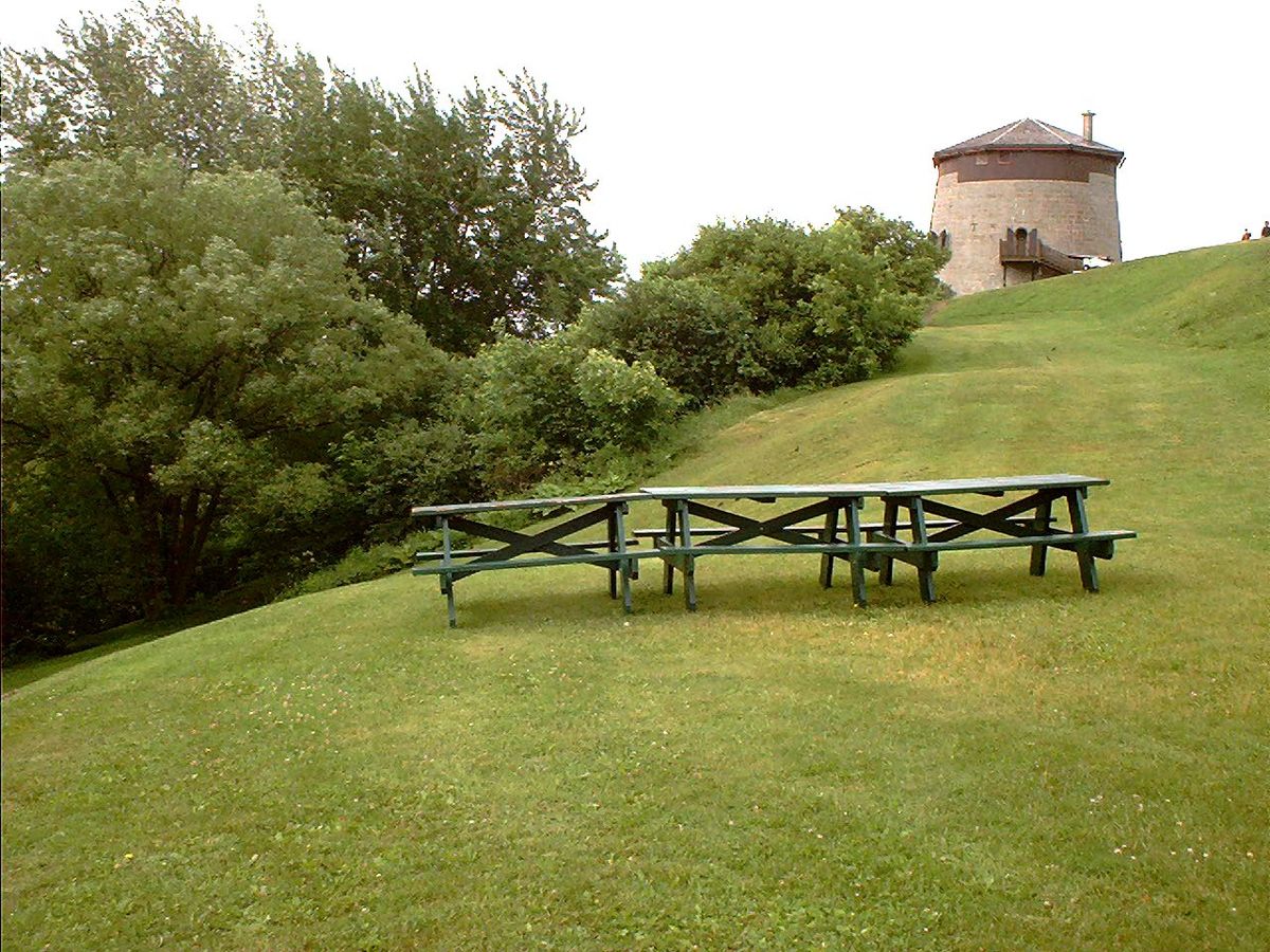 Photo of picnic tables and a Martello tower (# 1) in en:The Battlefields Park on the en:Plains of Abraham. Photo taken on June 23, 2006, by 