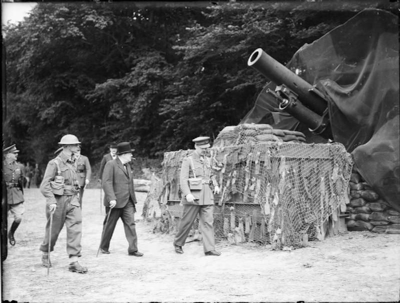 THE BRITISH ARMY IN THE UNITED KINGDOM 1939-45 Winston Churchill inspecting 9.2-inch Mk II howitzers of 57th (Newfoundland) Heavy Regiment, 
