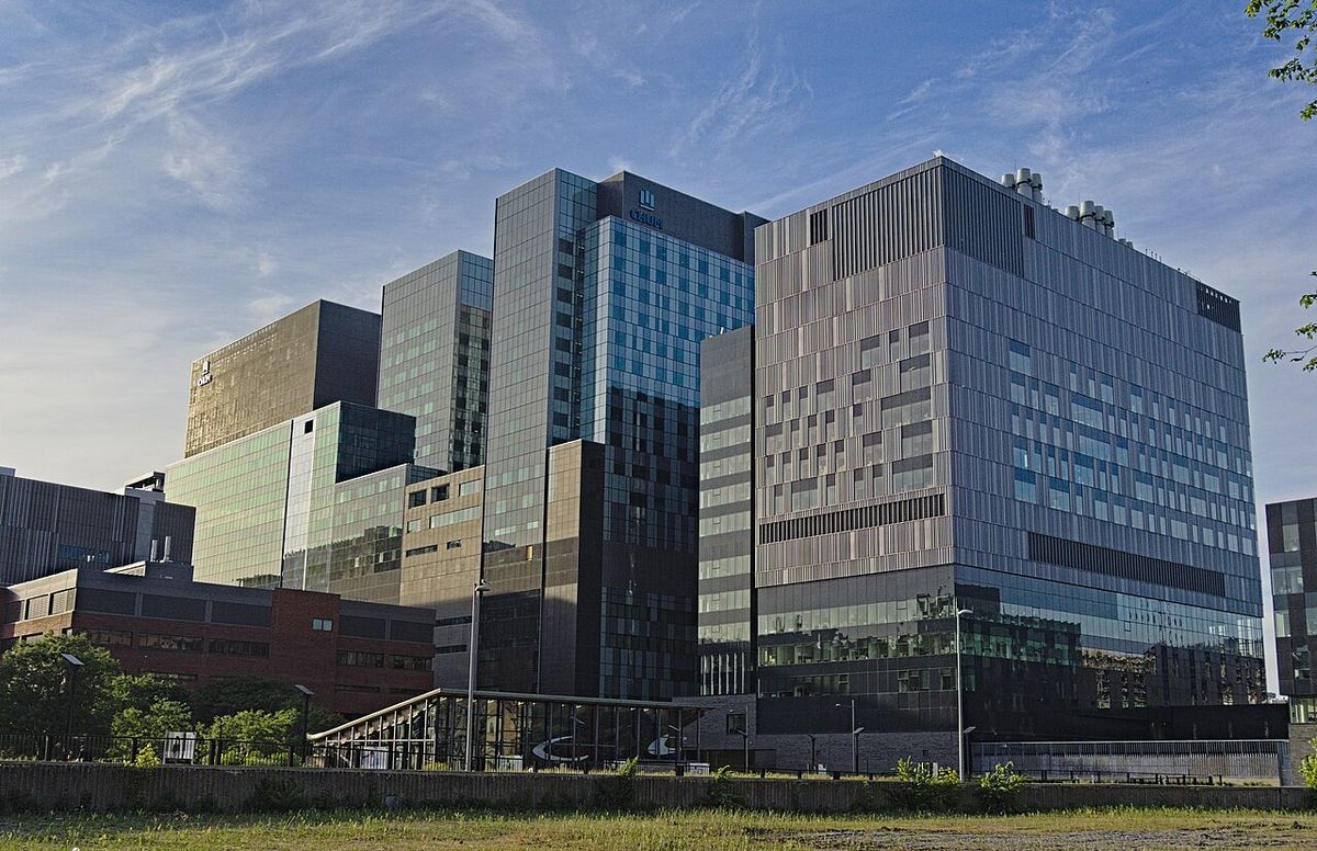 Le Centre hospitalier de l'Université de Montréal depuis l'avenue Viger