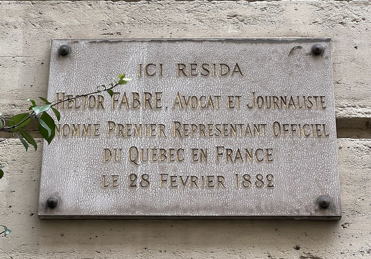 Plaque du lieu de résidence Hector Fabre, 6 rue Chabanais, Paris.
