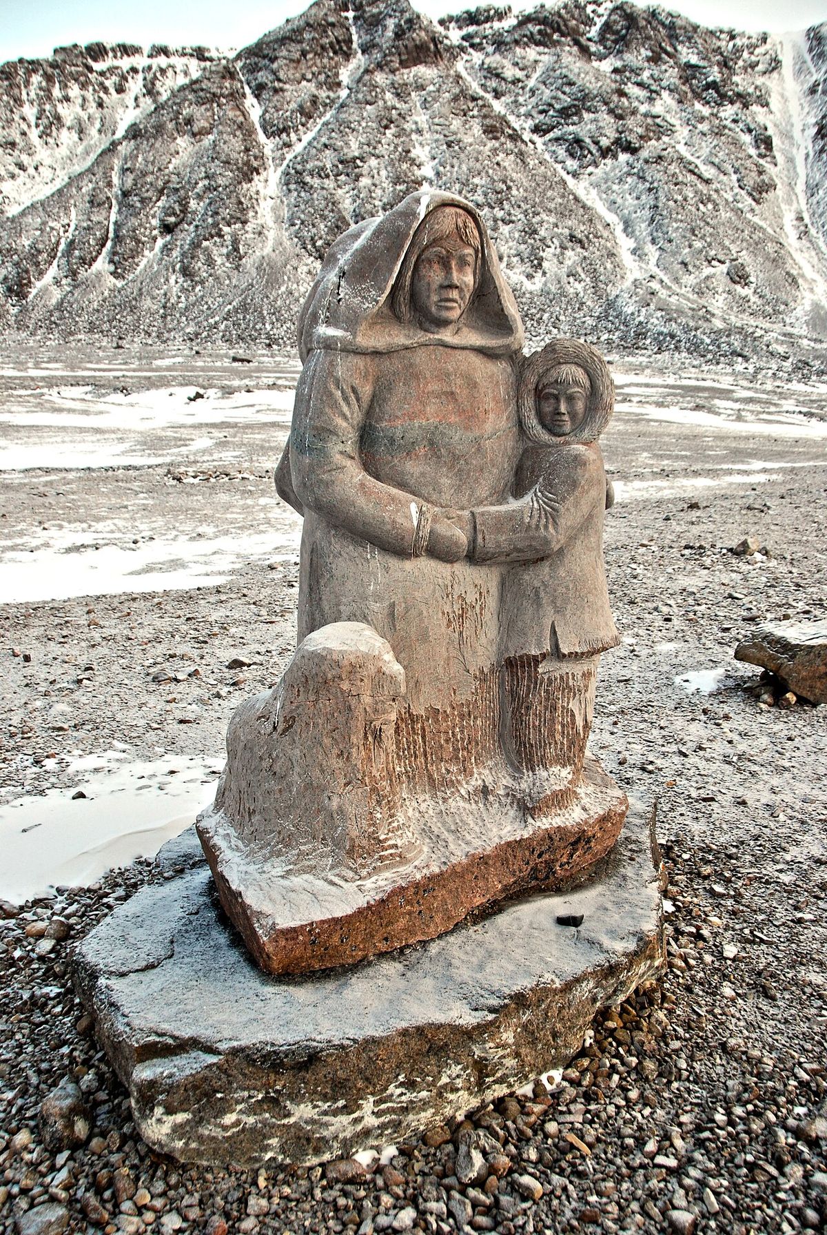 Monument of the first Inuit settlers of 1953 and 1955