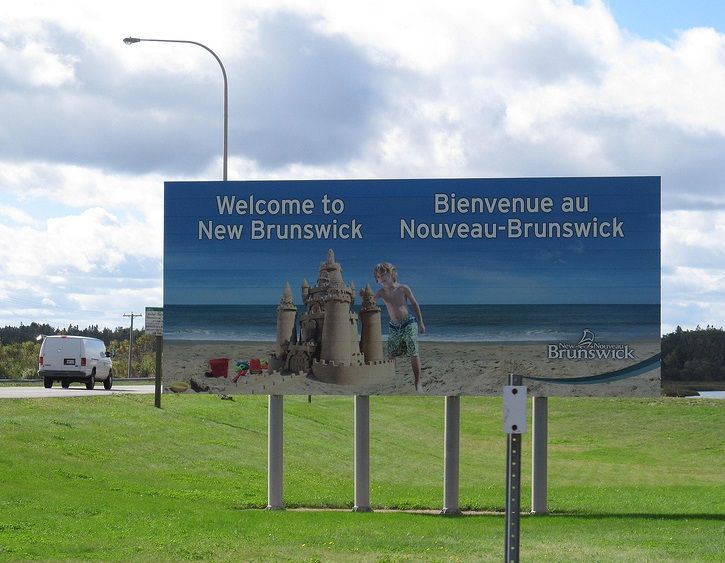 Panneau routier bilingue de bienvenue au Nouveau-Brunswick.