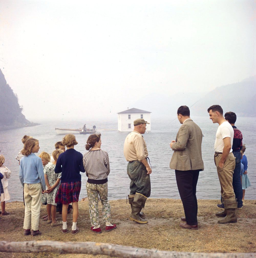Title / Titre : A house being floated from Silver Fox Island, Bonavista Bay, to Dover, Newfoundland / Maison déménagée sur l’eau, de l’île S