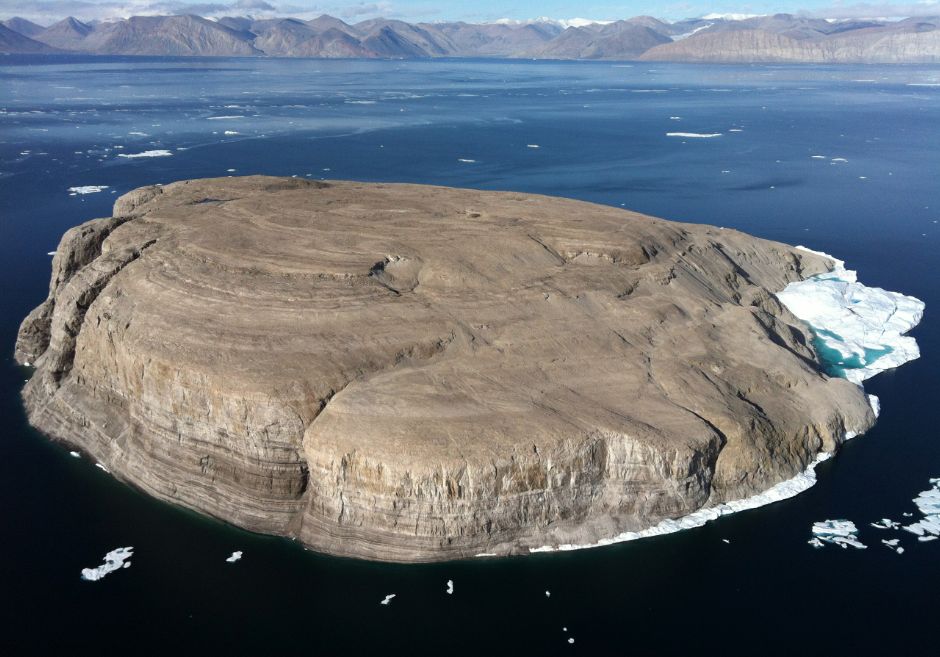 Hans Island / Hans Ø as seen from the air, looking toward the west with Ellesmere Island in the background. The international border runs ap