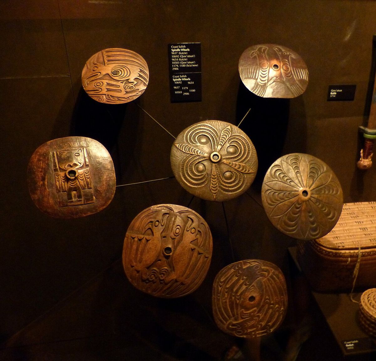 Victoria ( British Columbia ). Royal British Columbia Museum - First People Gallery: Coast Salish spindl whorl.