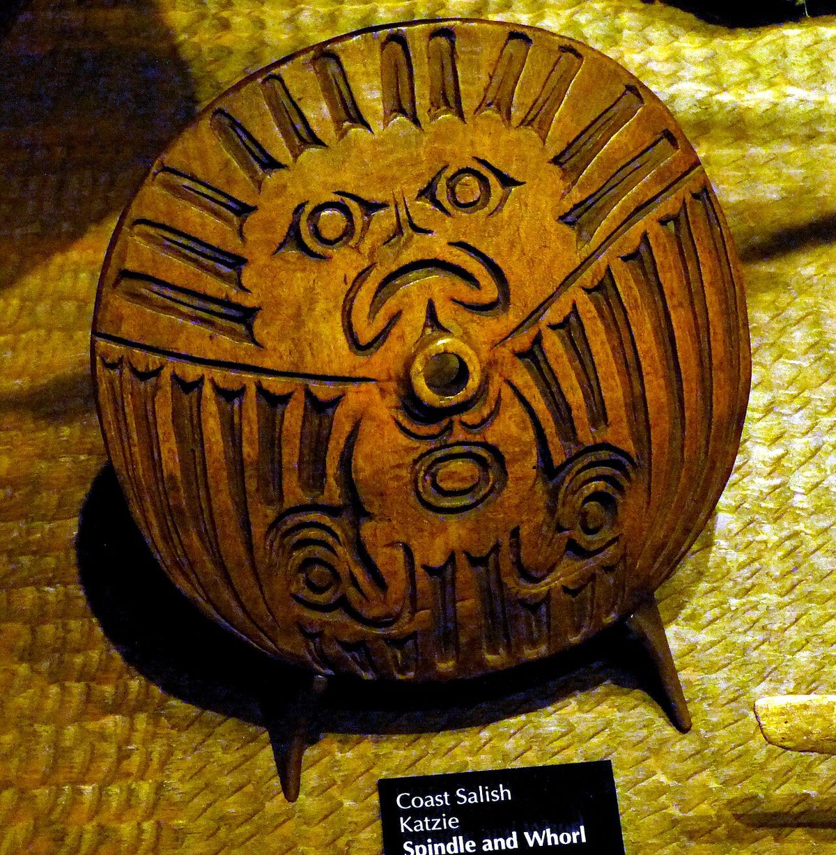 Victoria ( British Columbia ). Royal British Columbia Museum - First People Gallery: Coast Salish spindl whorl.