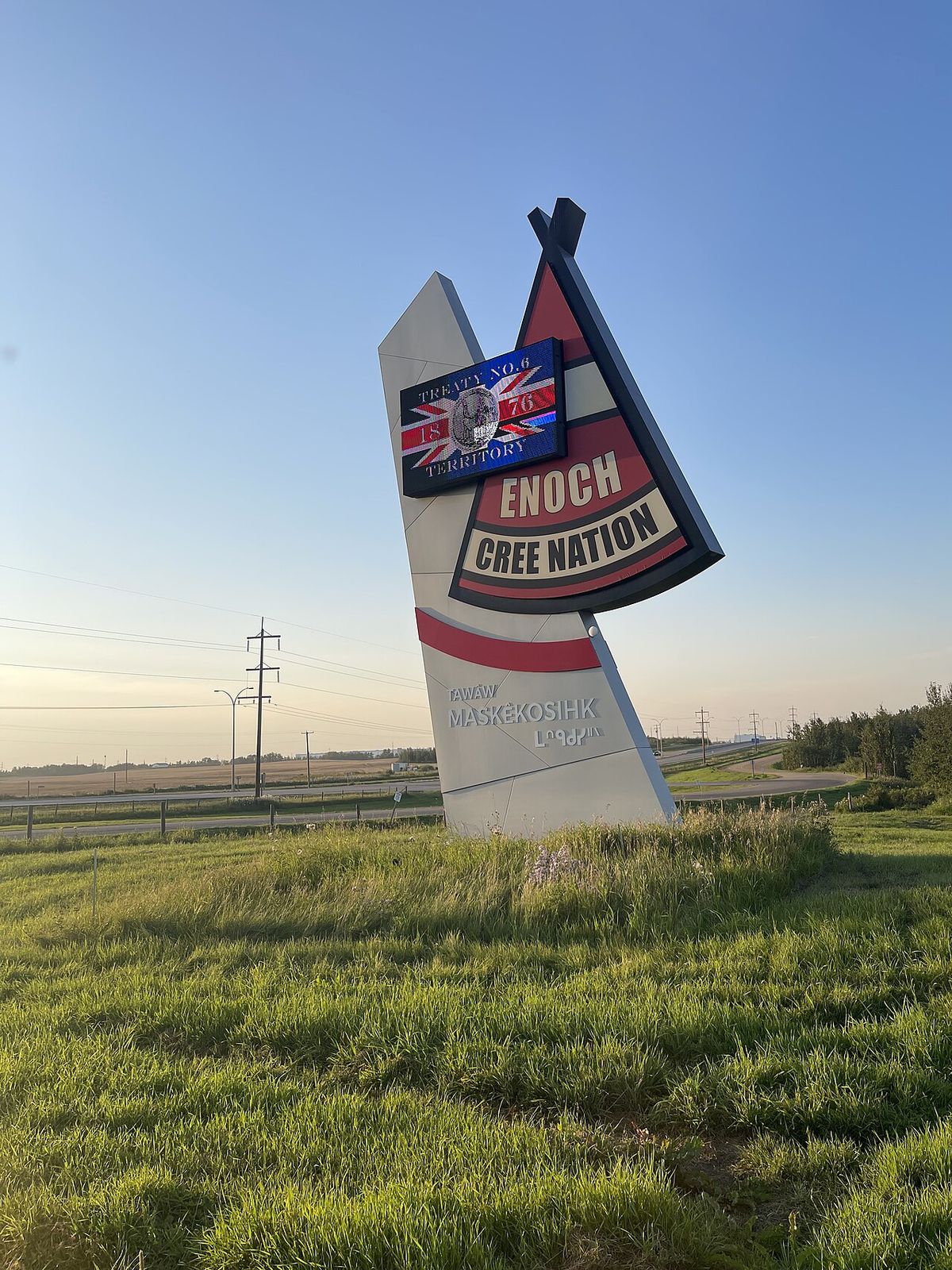 Main Enoch Cree Nation sign on Alberta Highway 60. The traditional Cree name for the nation, Maskêkosihk, is rendered as ᒪᐢᑫᑯᓯᐦᐠ (not *ᒪᐢᑫᑯᓯ