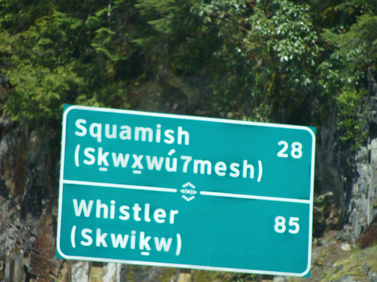 Photo of bilingual road sign in English and in Squamish, taken in British Columbia, Canada. Showing the use of 7 instead of ʔ in the Squamis