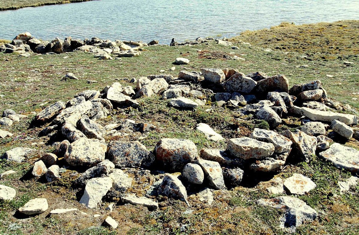 Thule Site (Copper Inuit) near Cambridge Bay (Victoria Island)