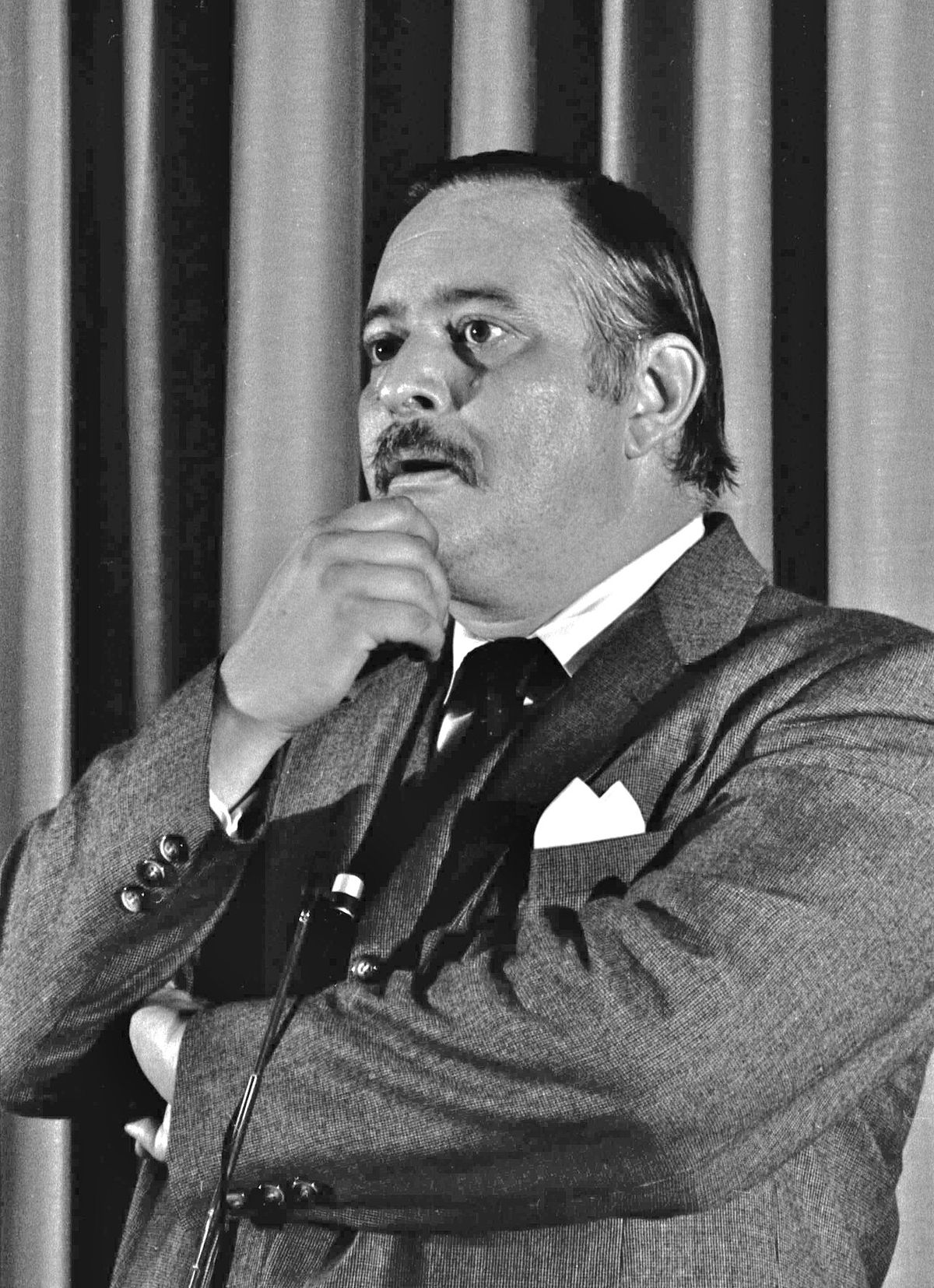 Jacques Parizeau, ministre des Finances, lors d'une conférence à l'université Laval