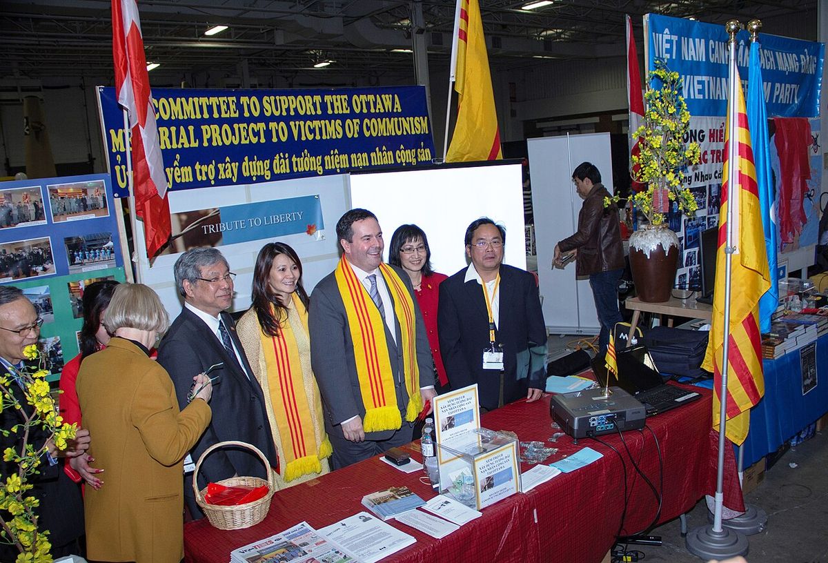 Mr. Jason Kenney and Mr. Ngo Thanh Hai paid a visit to the Tet holiday event at International Convention Centre in Mississauga. Jan.19,2013.