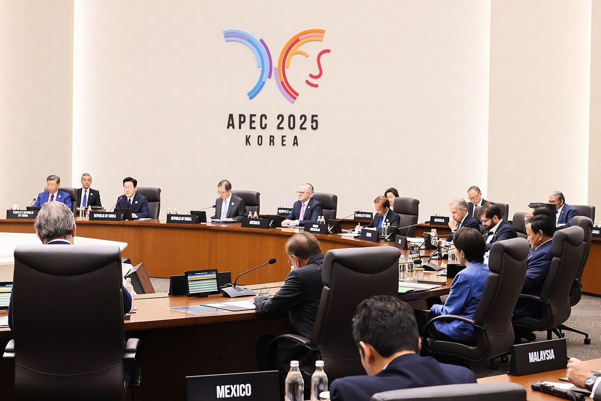 令和７年１１月１日（現地時間）、ＡＰＥＣ（アジア太平洋経済協力）首脳会議出席等のため韓国の慶州を訪問している高市総理は、ＡＰＥＣ首脳会議（第２セッション）に出席し、その後、ファミリーフォトの撮影を行いました。続いて、カナダのマーク・カーニー首相と首脳会談を行いました。