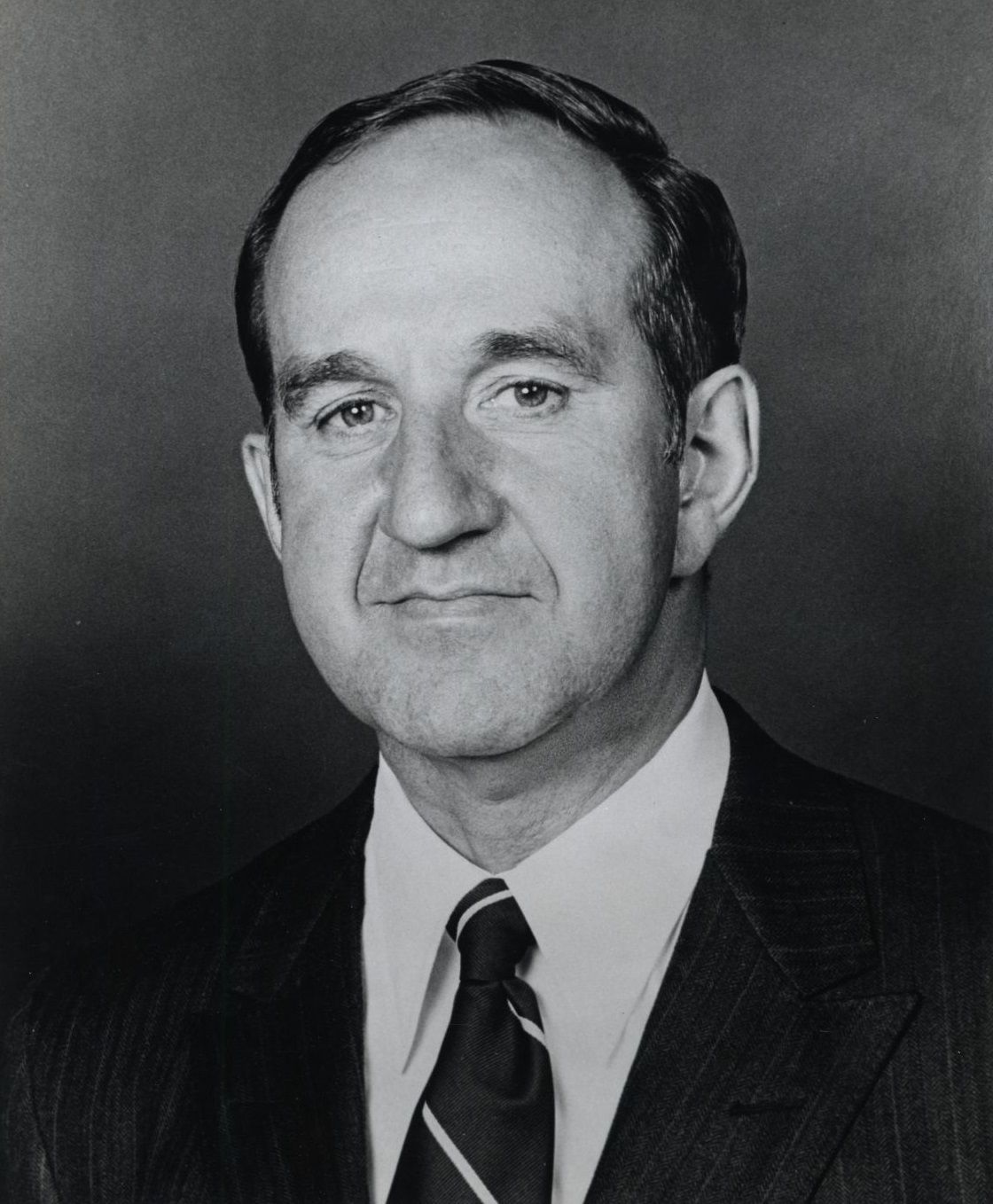 Pierre Laporte, ca. 1965 Titre : Pierre Laporte Date : [Vers 1965] Genre : Photographies Description : Portrait en studio du journaliste et 