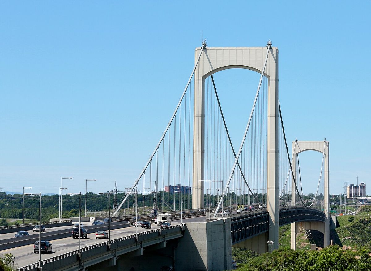 Le Pont Pierre-Laporte de Québec, photographié depuis la rive-sud du fleuve Saint-Laurent.