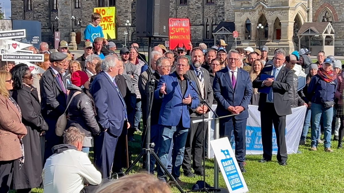 Yves-François Blanchet at press conference supporting Bill C-282 for Protection of Supply Management, held at Parliament Hill October 20th 2